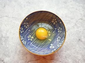 一个鸡蛋打散。