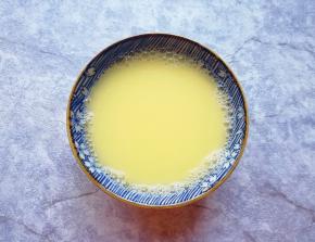 加入温水搅拌均匀。