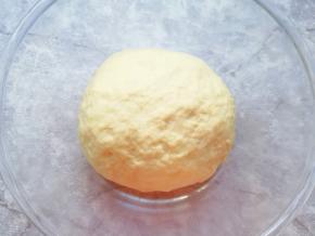 揉成面团，盖上湿布饧发半个小时。