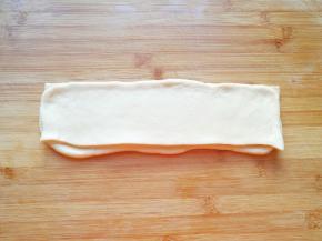 将分好的面片叠放起来。