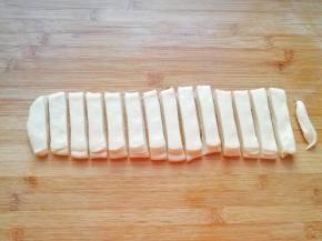 用刀子切成条状。