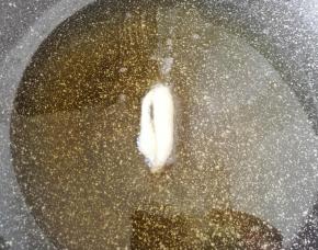 炒锅里加入足够的食用油烧热，下入一个油条小面头试一下油温，如果面团迅速膨胀起来油温就可以啦。