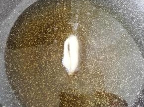 炒锅里加入足够的食用油烧热，下入一个油条小面头试一下油温，如果面团迅速膨胀起来油温就可以啦。