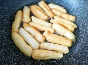 下入做好的油条生胚，炸至小油条飘起，颜色变至金黄色即可捞出。