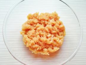 鸡脯肉洗干净切成小块，用绞肉机搅碎。