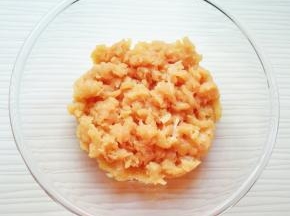 鸡脯肉洗干净切成小块，用绞肉机搅碎。