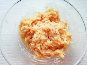 顺着一个方向搅拌，让鸡肉馅和猪油充分的融合，搅拌好的肉馅静置一会儿。