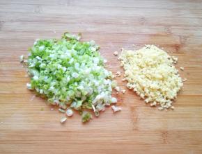 葱姜洗干净切碎。