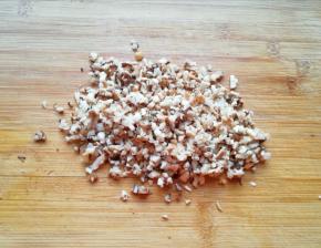 香菇洗干净切碎。