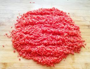 红萝卜洗干净先用擦丝器擦成细丝，再剁成碎末。