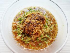 炒锅内倒适量的食用油烧热，浇在十三香上面，搅拌均匀。