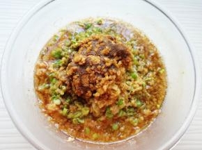 炒锅内倒适量的食用油烧热，浇在十三香上面，搅拌均匀。