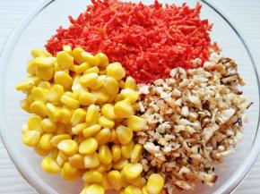 加入准备好的香菇、红萝卜和熟玉米粒搅拌均匀。