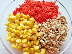 加入准备好的香菇、红萝卜和熟玉米粒搅拌均匀。
