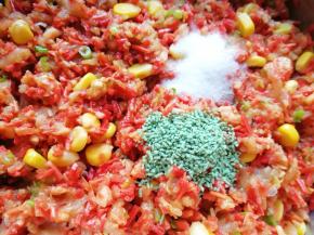 放盐、蔬之鲜、味极鲜酱油和香油搅拌均匀。