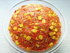 香喷喷的鸡肉红萝卜玉米饺子馅做好了。