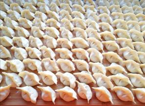 准备好饺子皮，包成自己喜欢的形状。