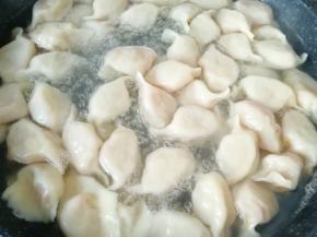 锅内放水烧开，下入饺子煮熟。