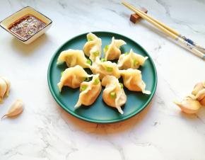 配上蘸汁即可开吃。