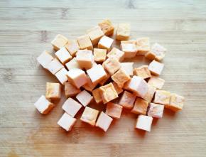 鱼豆腐自然解冻，切成小块用水冲洗一下。