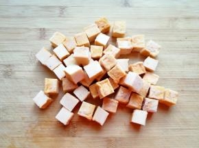 鱼豆腐自然解冻，切成小块用水冲洗一下。