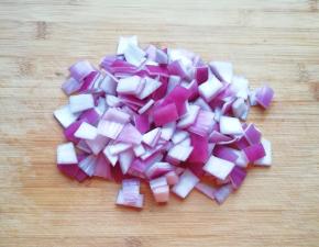 洋葱洗干净切成小块。