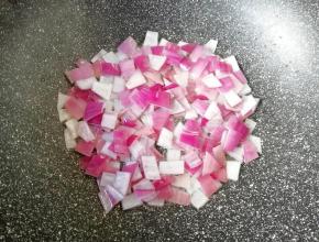 炒锅内倒适量的食用油烧热，下入洋葱炒香。