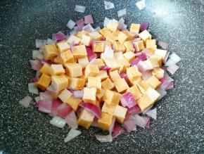 下入鱼豆腐翻炒均匀。