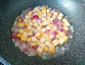 加入适量水烧开，将鱼豆腐煮至飘起。
