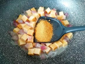 加入咖喱粉调味。