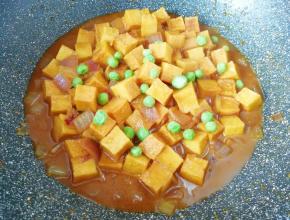 下入豌豆一起煮熟即可。