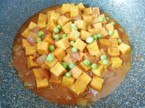 下入豌豆一起煮熟即可。