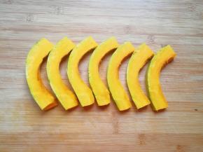 板栗南瓜洗干净，去皮去瓤切成条状。