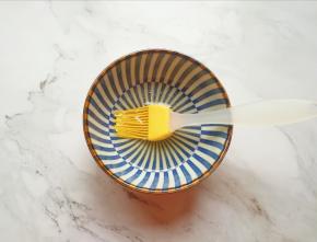 蜂蜜、温水和玉米油混合均匀。