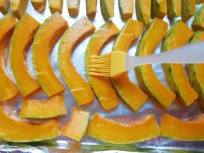 给南瓜上面均匀的刷上混合好的蜂蜜水。