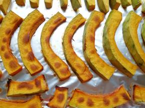 15分钟后将烤盘取出，先给南瓜刷上一层蜂蜜水。