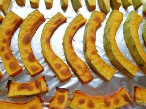 15分钟后将烤盘取出，先给南瓜刷上一层蜂蜜水。