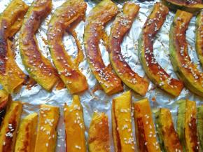 然后翻面继续刷上蜂蜜水，撒上熟白芝麻，送入烤箱，继续烤10-15分钟（烤熟即可）。