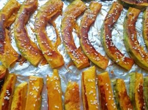 然后翻面继续刷上蜂蜜水，撒上熟白芝麻，送入烤箱，继续烤10-15分钟（烤熟即可）。