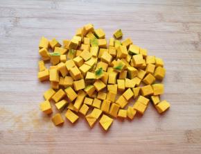 板栗南瓜去皮去瓤，洗干净切成小块。