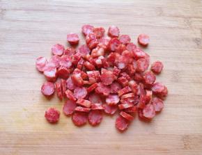 广式腊肠用水冲洗一下，切成厚片。