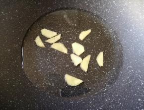 炒锅内倒适量的食用油烧热，下入姜片炒香。