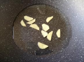 炒锅内倒适量的食用油烧热，下入姜片炒香。