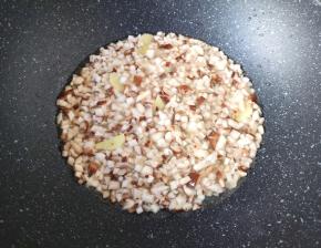下入香菇碎翻炒至变软。