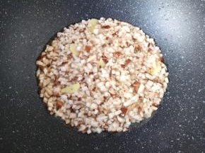 下入香菇碎翻炒至变软。