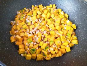 下入南瓜翻炒均匀。