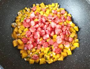 下入腊肠翻炒均匀。