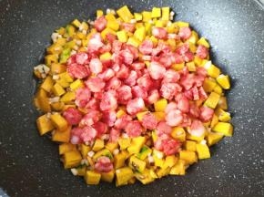 下入腊肠翻炒均匀。