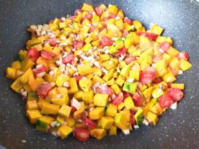 加入原味鲜酱油翻炒均匀。