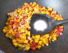 放盐调味（味道要调的比平时炒菜重一些）。